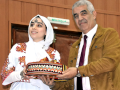 Remise d’un cadeau symbolique, au recteur de l’université de Bejaia, par la Faculté des Lettres et des Langues