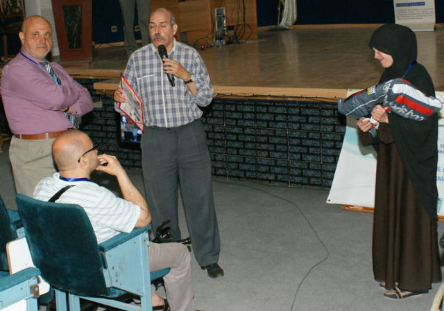 Remise d&rsquo;un cadeau à ASMA  par Mr AISSANI DJAMIL